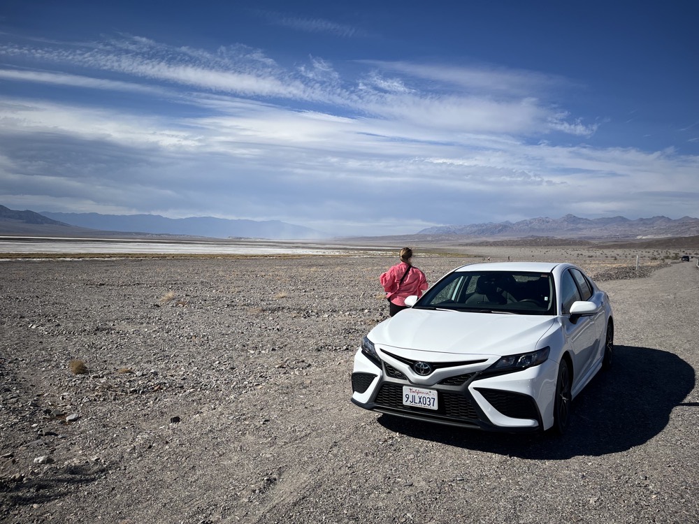 žena u auta v Death Valley