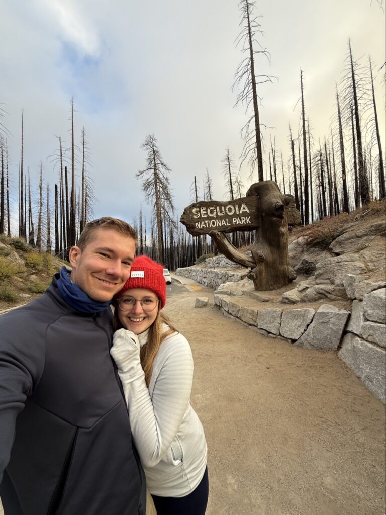 pár u nápisu Sequoia National Park