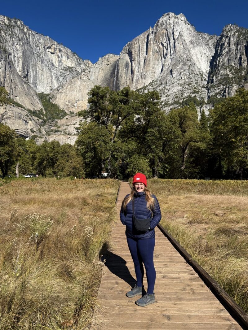 žena na dřevěné lávce v Yosemite National Park