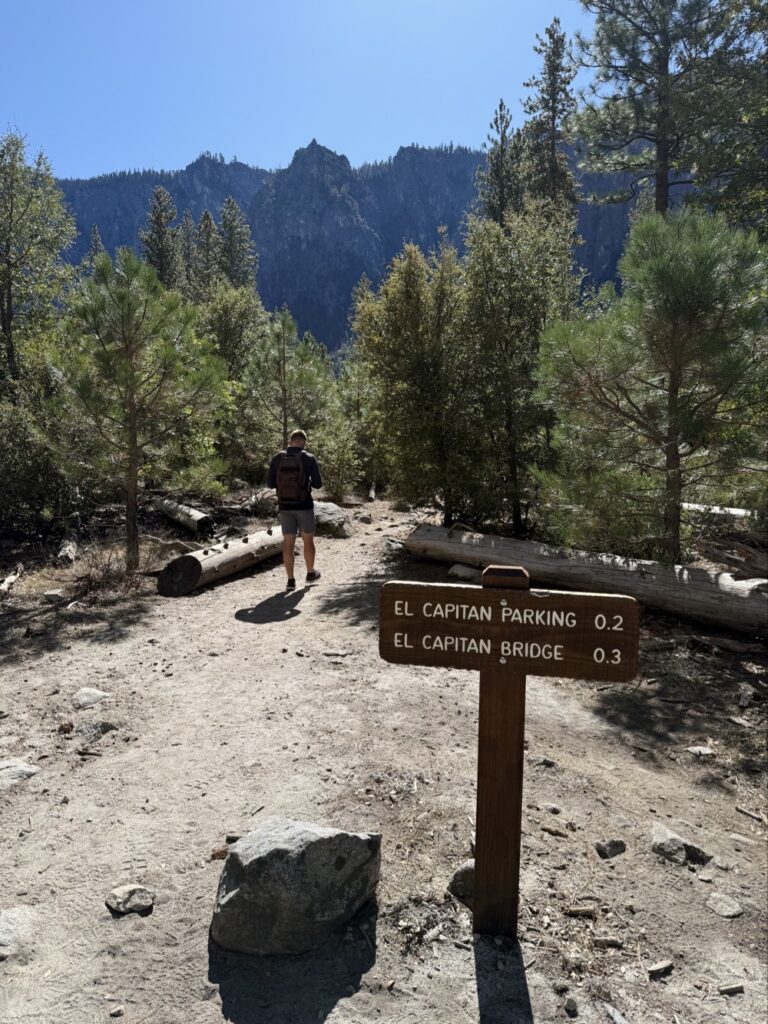muž na stezce v Yosemite National Park