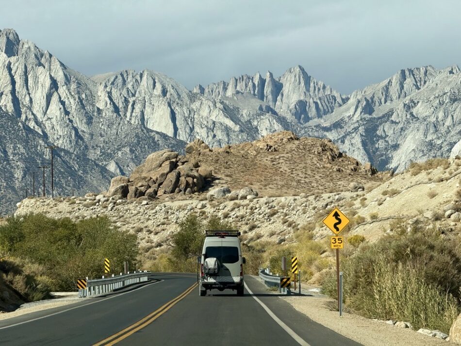 Campervan a Alabama Hills v pozadí
