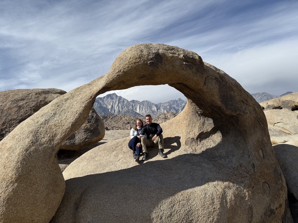 Oblouk na Mobius Arch Loop Trail v Alabama Hills