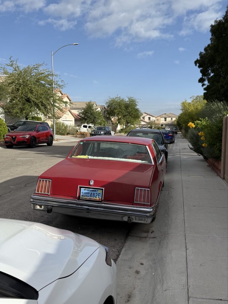 červené auto v ulicích las Vegas