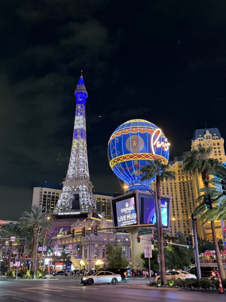 hotel Paris a Eiffelova věž v Las Vegas