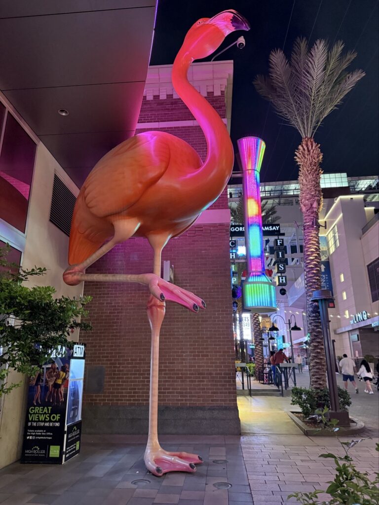 Socha plameňáka před hotelem Flamingo v Las Vegas