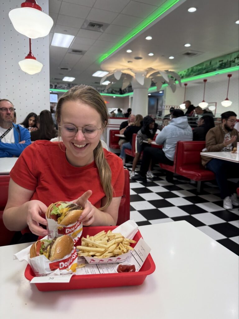 žena v In-N-Out jí hamburgery