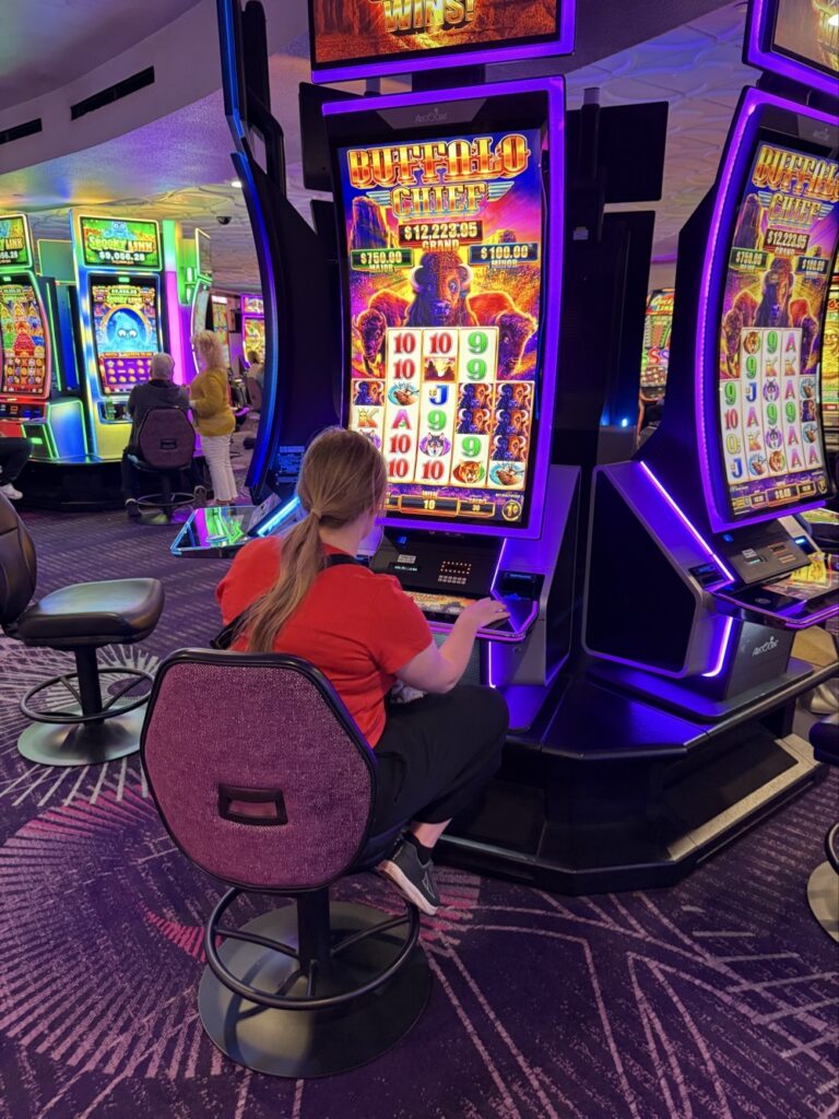 žena hrající na automatu v kasinu v Las Vegas