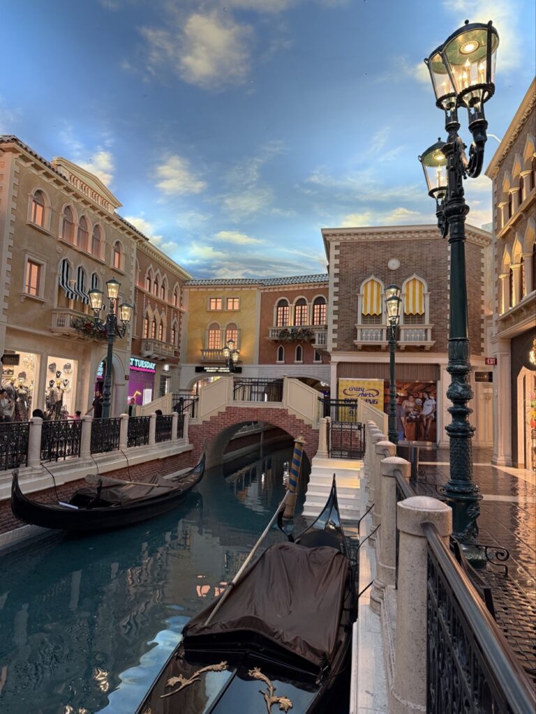 gondoly v hotelu Venezian v Las Vegas