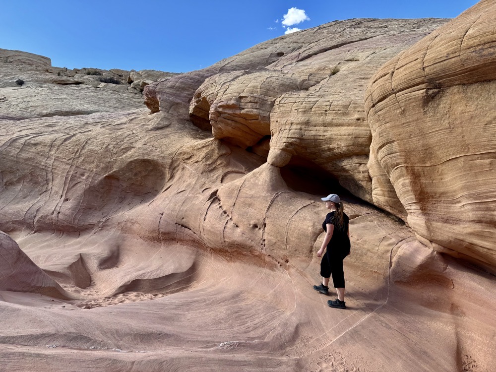žena na skalní formaci ve Valley of Fire