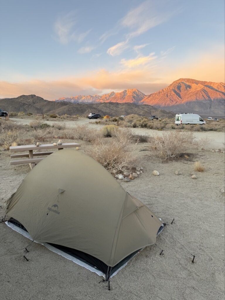 stan v kempu v Bishopu blízko Sierra Nevada