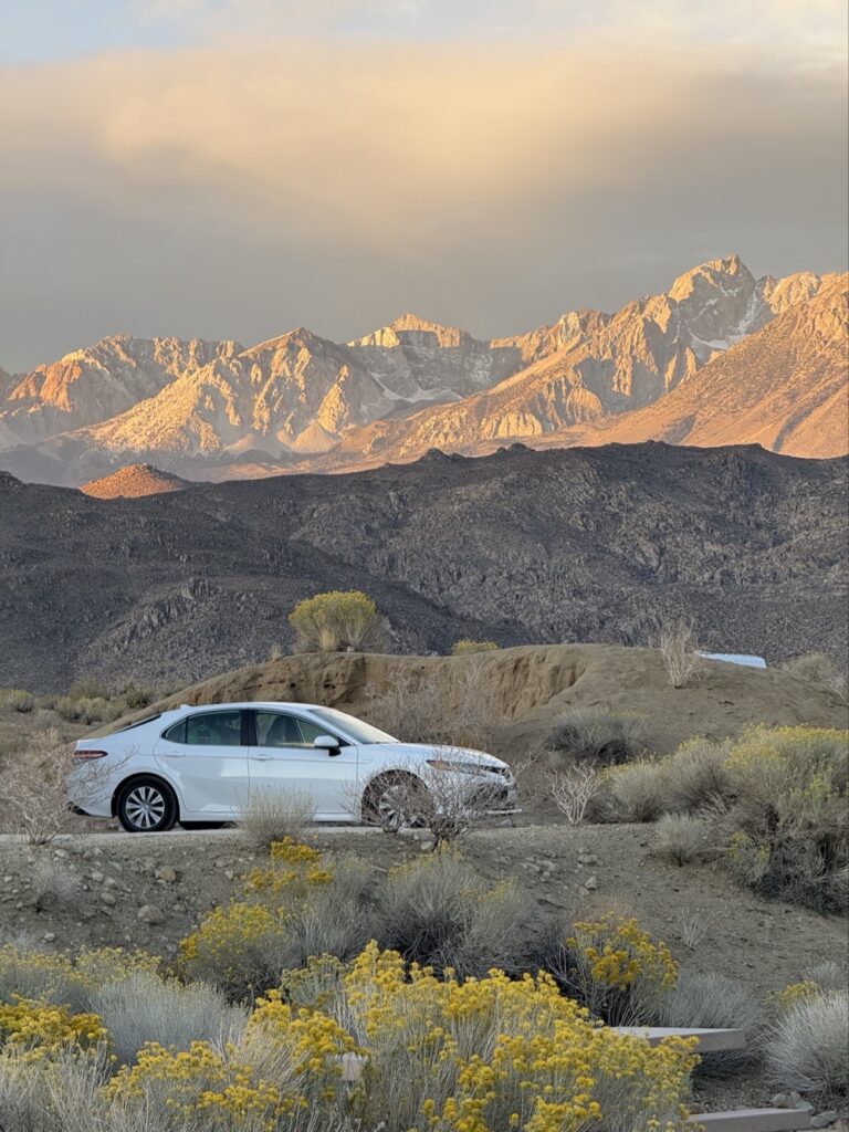 auto v kempu s vyhledem na Sierra Nevada