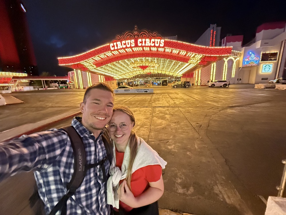 pár před hotelem Circus Circus